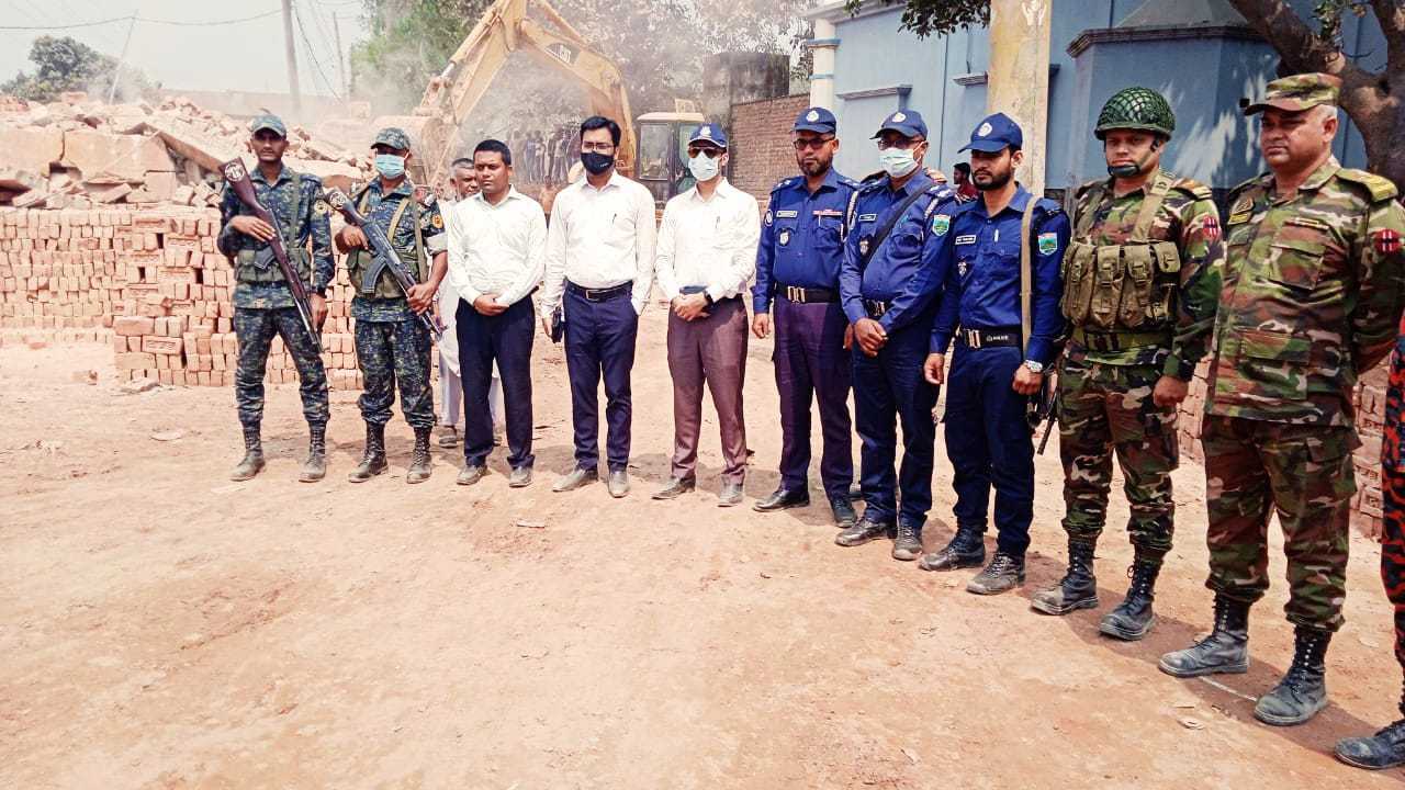 নওগাঁ জেলা প্রশাসকের নির্দেশনায় আজও একটা অবৈধ ইট ভাটা আংশিক ভেঙে দেওয়া ও জরিমানা করা হয়।