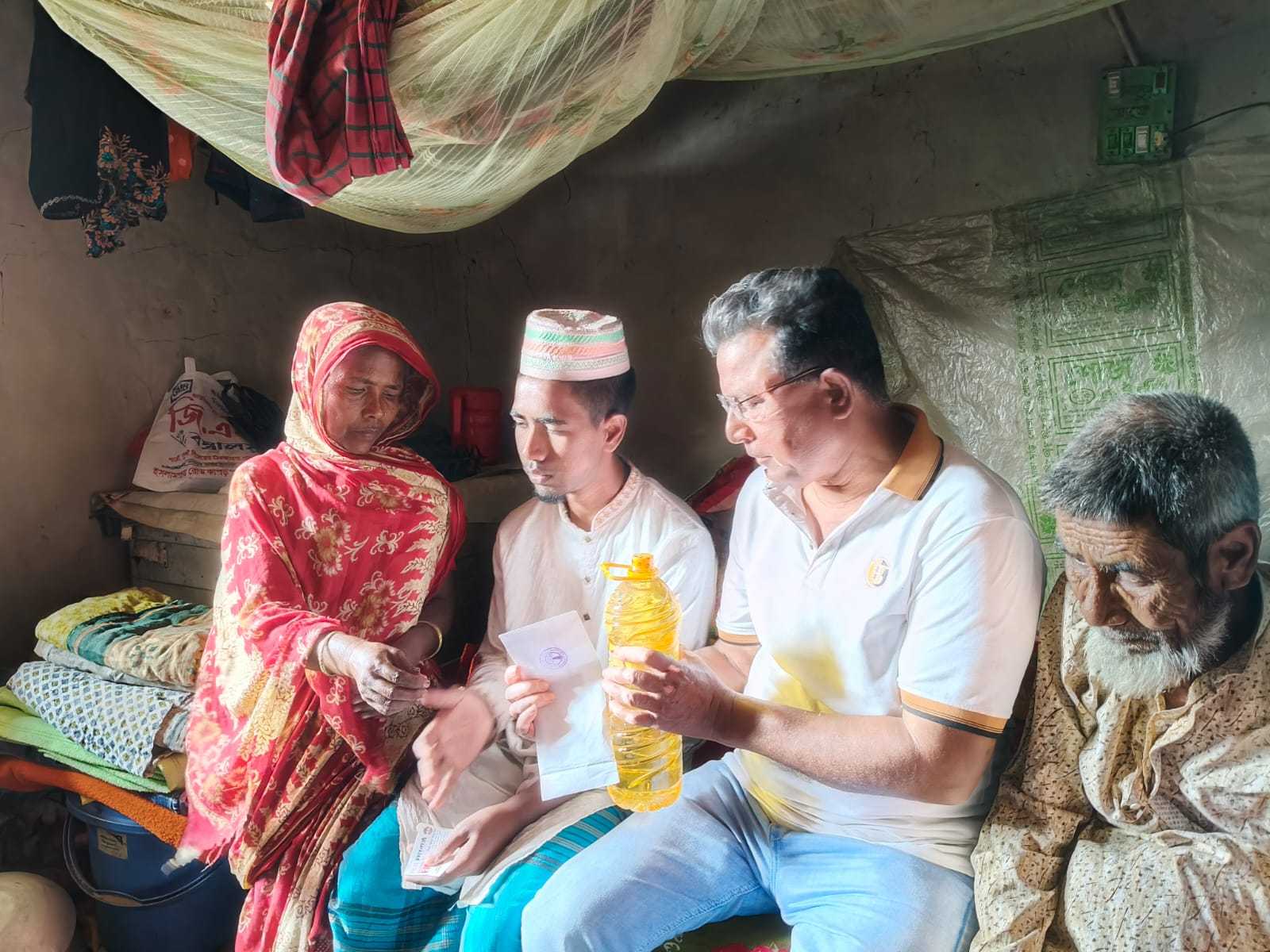 নওগাঁয় দৃষ্টিপ্রতিবন্ধী বাবা-ছেলের জন্য মফস্বল সাংবাদিক ইউনিয়(BMUJ)এর পক্ষে সাহায্যের হাত বাড়িয়ে দেয় জেলা কমিটির নেতৃবৃন্দ