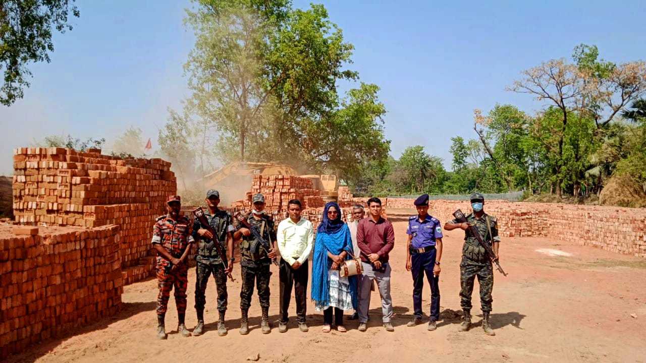 নওগাঁ জেলা প্রশাসনের সরাসরি নির্দেশনায় সদর উপজেলায় অবৈধ ইটভাটায় জরিমানা সহ ভেঙে দেওয়া হয়
