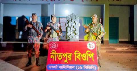 নওগাঁ ভারত পাচারকালে একটি বিষ্ণু মূর্তি উদ্ধার করেছে নওগাঁ ১৬ বিজিবি