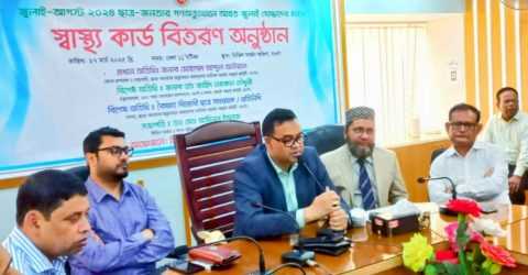 নওগাঁ জুলাই -আগষ্ট ২০২৪ আহত ছাত্র জনতার মাঝে স্হাস্হ্য কার্ড বিতরন করেন জেলা প্রশাসক