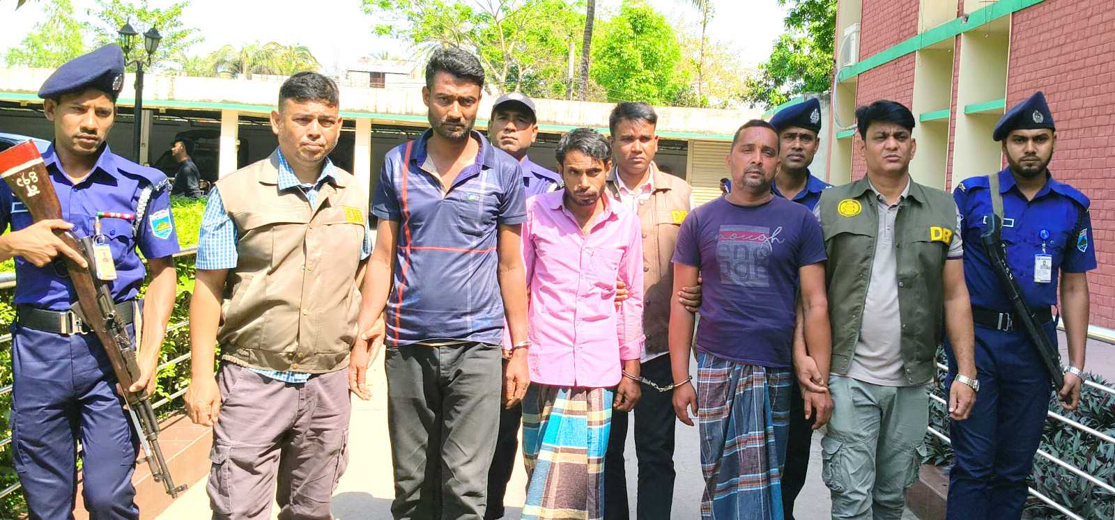 নওগাঁ জেলা পুলিশের ঝটিকা অভিযানে ৩ ডাকাত গ্রেফতার ও ৩০ লক্ষ টাকার লুণ্ঠিত মালামাল উদ্ধার
