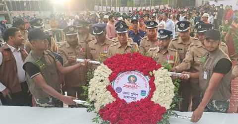 জামালপুর শহীদ মুক্তিযোদ্ধা স্মৃতিস্তম্ভে জেলা পুলিশ সুপারের শ্রদ্ধা ও পুস্পস্তবক অর্পণ