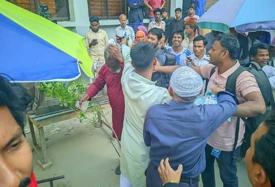 রংপুরের আদালত প্রাঙ্গনে গনমাধ্যম কর্মীদের উপর হামলা, ক্যামেরা ভাংচুর : আহত-৮