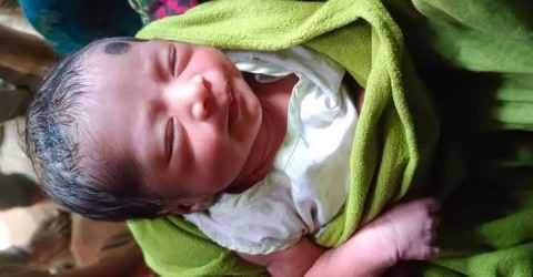 ঠাকুরগাঁওয়ে ভুট্টা ক্ষেত থেকে জীবিত নবজাতক উদ্ধার।