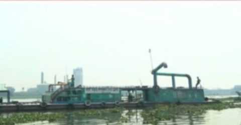 লোকাল পত্রিকার সাংবাদিক কে ডিসির তিরস্কার মেঘনা নদীর একস্থানে ডিসির অনুমতি নিয়ে অন্যস্থানে ড্রেজারে অবাধে বালু উত্তোলন, হুমকিতে সড়ক ও রেলসেতুসহ সরকারি স্থাপনা