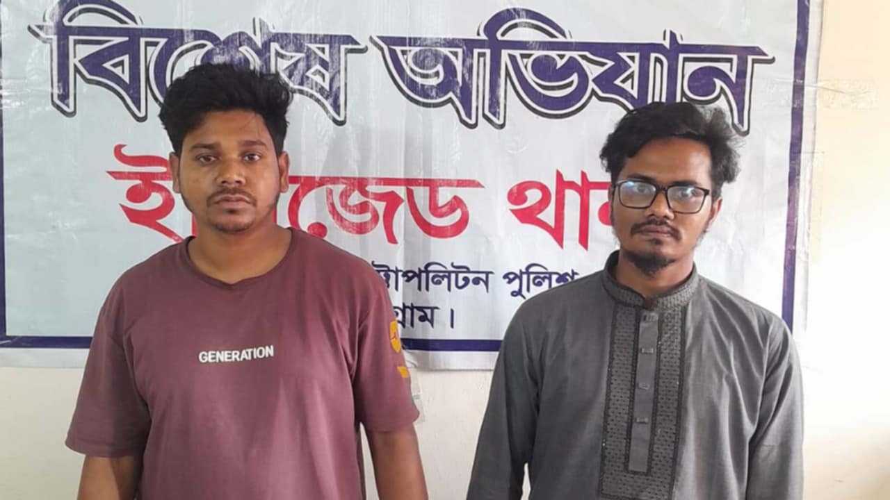 ইপিজেড থানা এলাকায় চাঁদাবাজি করতে গিয়ে কথিত দুই সমন্বয়ককে পুলিশে দিল হকার ও স্থানীয় ব্যবসায়ীরা
