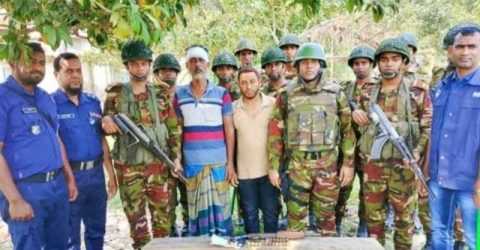 নড়াইলে প্রতিপক্ষের হামলায় যুবক নিহত, অস্ত্র ও গুলিসহ আটক ২