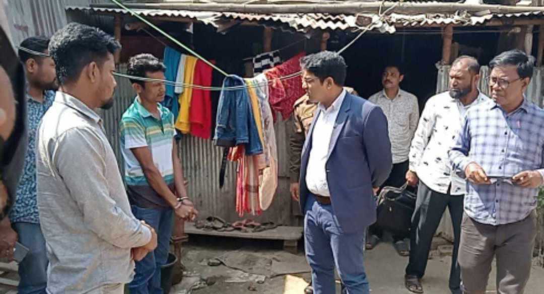 ঠাকুরগাঁওয়ে হ্যান্ডকাপ পরা অবস্থায় মাদক ব্যবসায়ীকে ছিনতাই