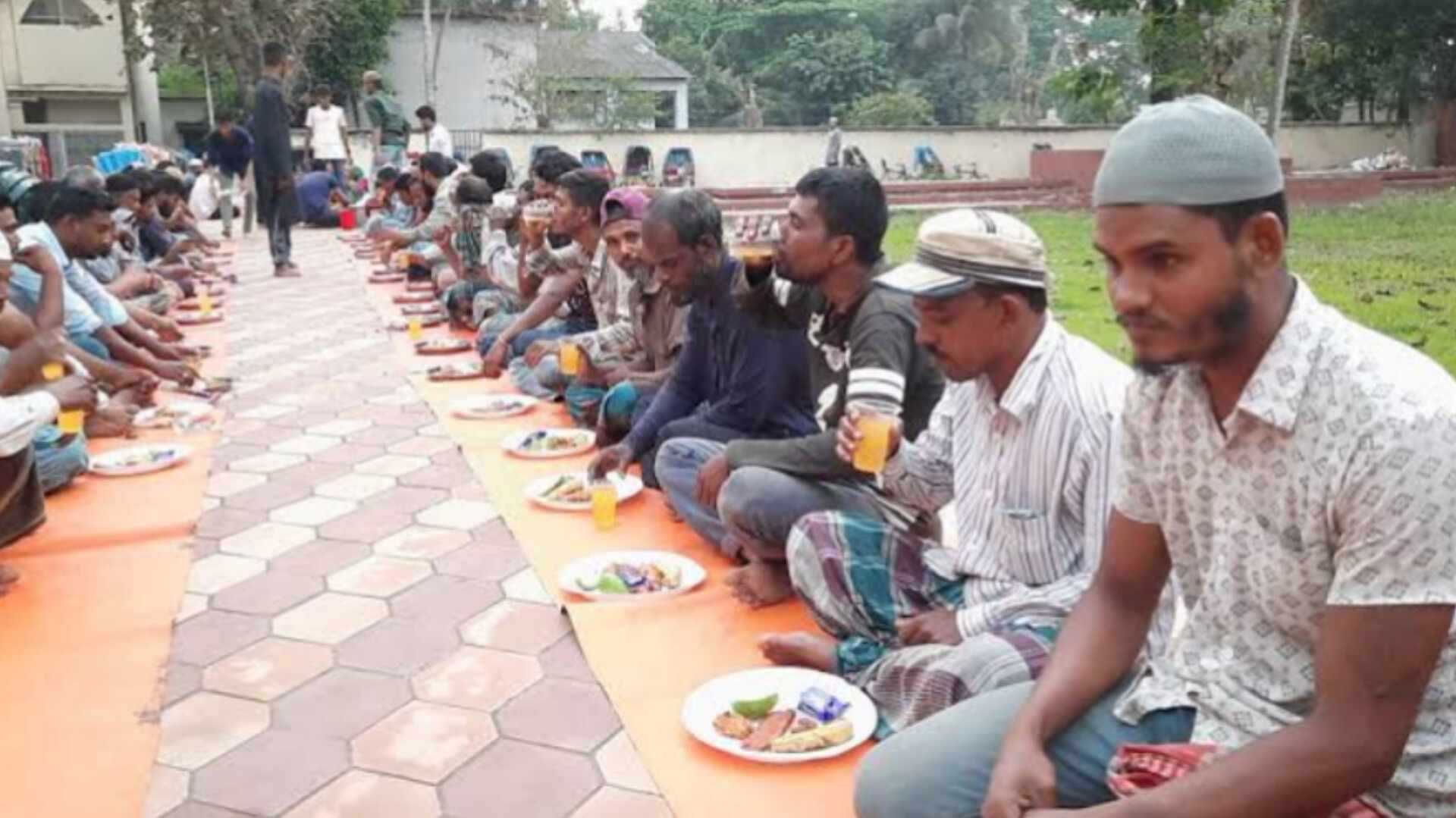 গোপালগঞ্জে দরিদ্র মানুষের পাশে শিক্ষার্থীরা