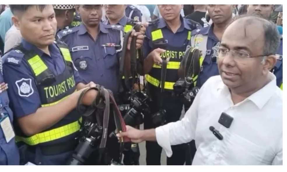 কক্সবাজার সৈকতে ছবি তুলে পর্যটকদের হয়রানি, ১৭ ক্যামেরা জব্দ