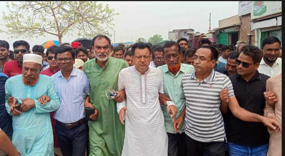 ইটনায় ‘সমন্বয়কের’ চাপে ওসি বদলি, প্রতিবাদে বিএনপির থানা ঘেরাও