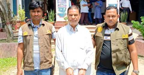 নওগাঁ জেলায় কনস্টেবল নিয়োগে ১০ লাখ টাকার ‘চুক্তি’ দালালচক্রের সদস্য গ্রেফতার