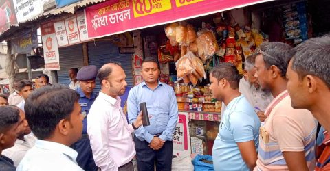 নওগাঁ চকগৌরী হাটে অবৈধ পলথিন বিক্রয় করার দ্বায়ে মোবাইল কোর্ট পরিচালনা করে জরিমানা