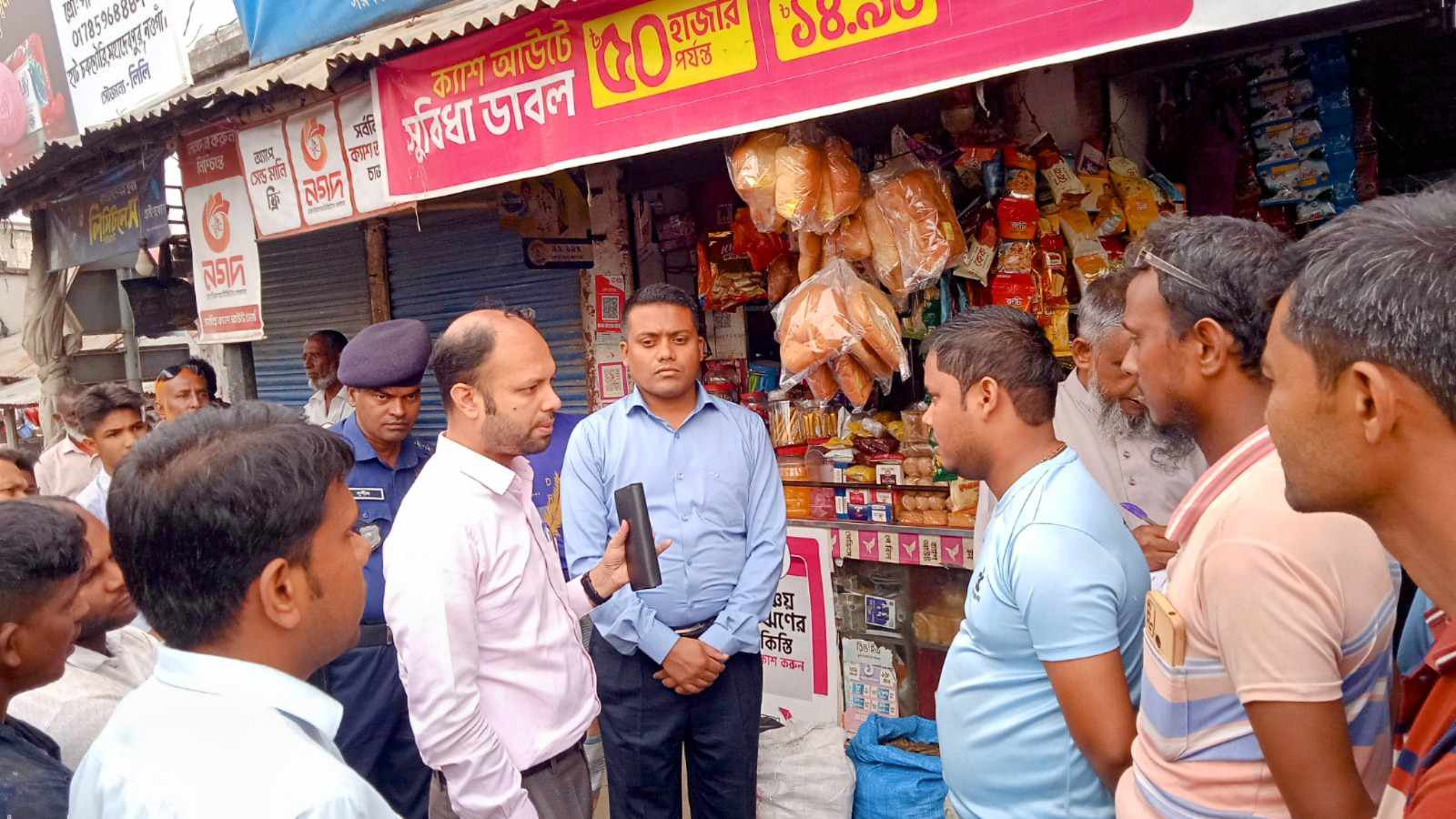 নওগাঁ চকগৌরী হাটে অবৈধ পলথিন বিক্রয় করার দ্বায়ে মোবাইল কোর্ট পরিচালনা করে জরিমানা