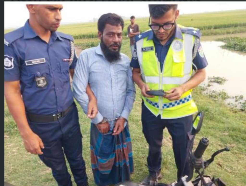 ১০দিনেও গ্রেফতার হয়নি পুলিশের কাছ থেকে ছিনিয়ে নেওয়া সেই আ.লীগ নেতা