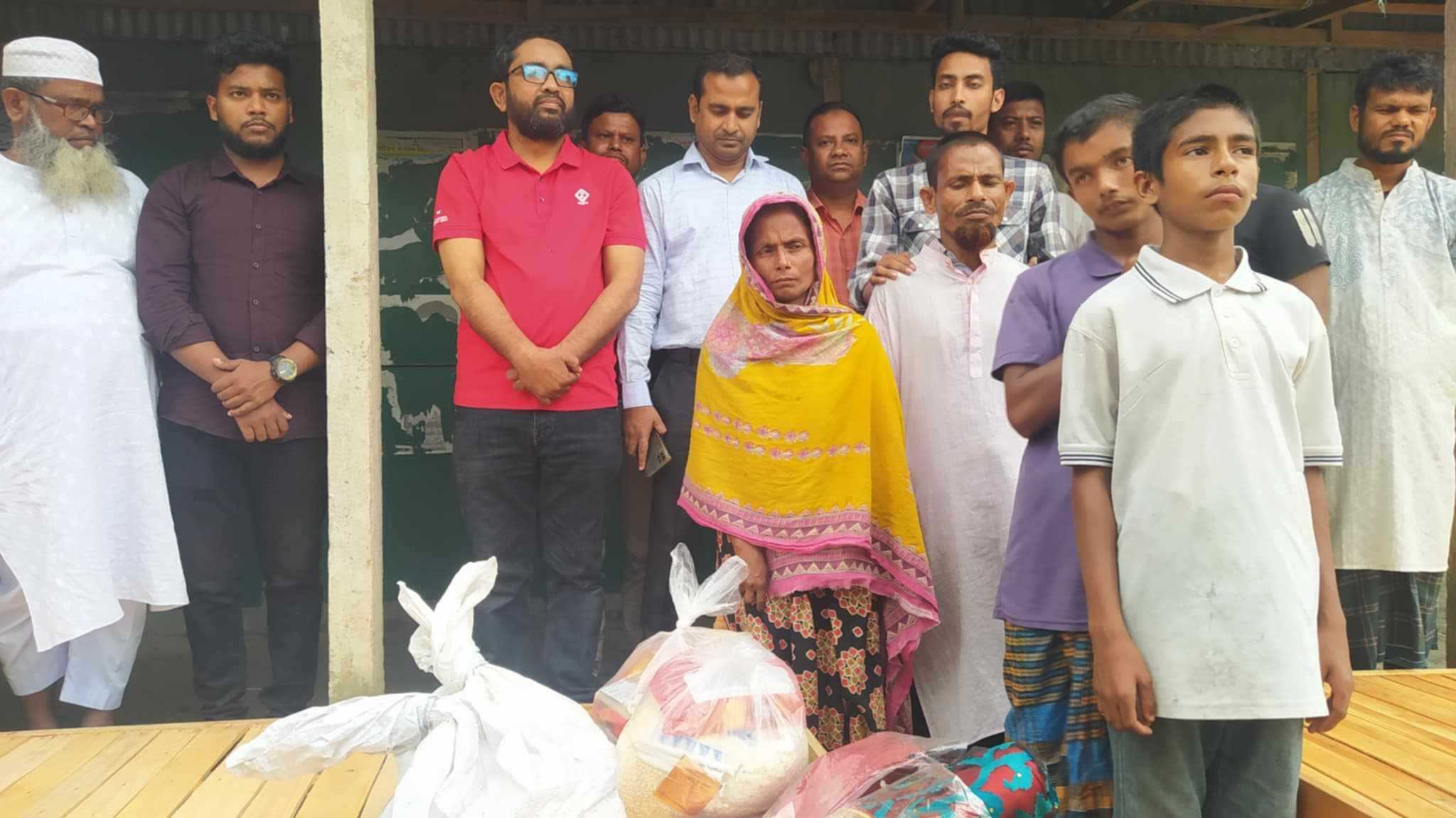 রাজারহাটে সুরুজ মিঞার পাশে উপজেলা প্রশাসন সহ বিভিন্ন সামাজিক সংগঠন
