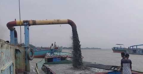 শিবচরে অবৈধভাবে বালু উত্তোলনের প্রতিবাদে মানববন্ধন