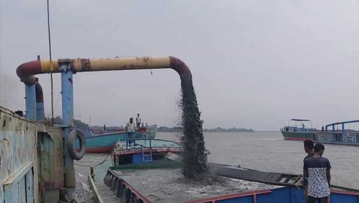 শিবচরে অবৈধভাবে বালু উত্তোলনের প্রতিবাদে মানববন্ধন