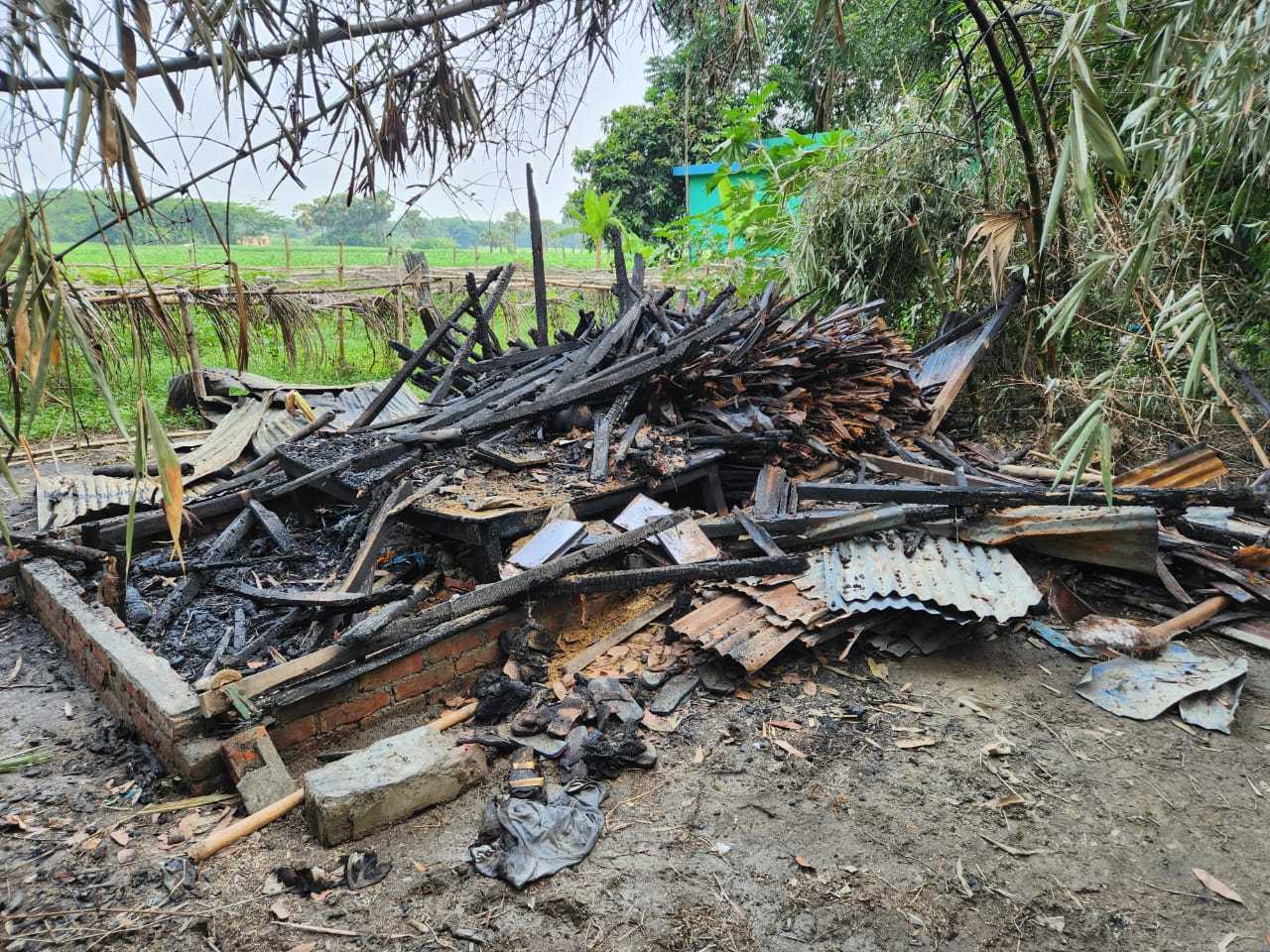 টুঙ্গিপাড়ায় উল্লাস করে বসতবাড়ি আগুনে পুড়িয়ে দিল দুর্বৃত্তরা।