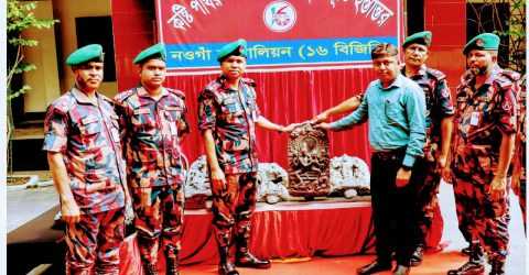 নওগাঁ ১৬ বিজিবি কর্তীক চাঁপাইনবাবগঞ্জ,বগুড়া নওগাঁ সীমান্তবর্তী এলাকা থেকে ১৮টি কষ্টি পাথরের মূর্তি উদ্ধার