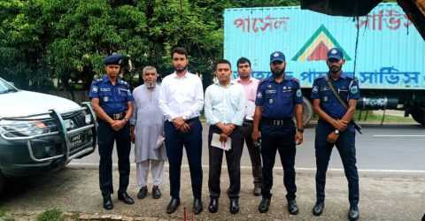 নওগাঁ জেলা প্রশাসনের নির্দেশে পরিবেশ দূষন মোবাইল কোর্ট পরিচালনা করে ট্রাক চালকদের জরিমানা ও লিফট বিতরন করা হয়