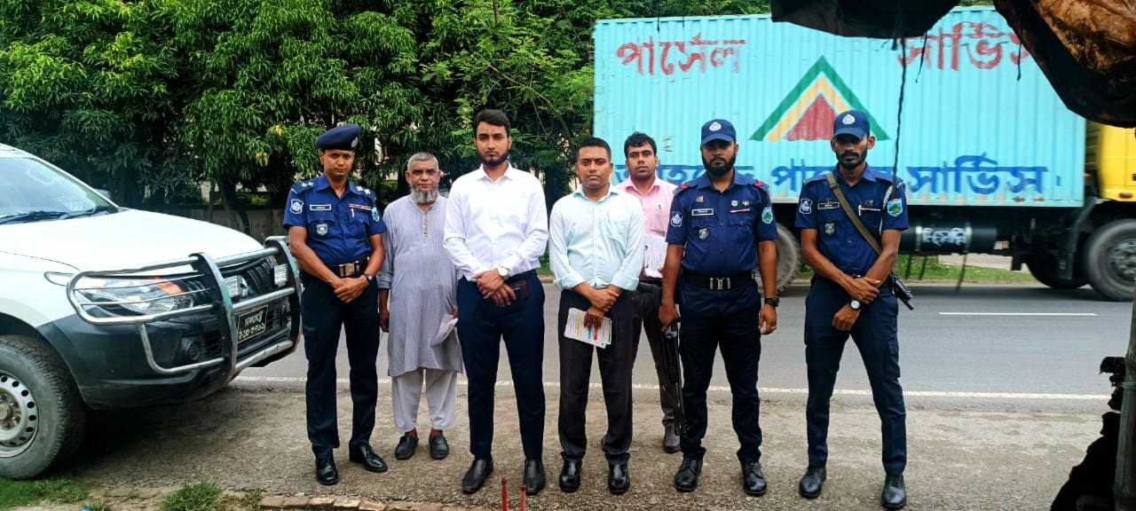 নওগাঁ জেলা প্রশাসনের নির্দেশে পরিবেশ দূষন মোবাইল কোর্ট পরিচালনা করে ট্রাক চালকদের জরিমানা ও লিফট বিতরন করা হয়