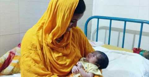 কুড়িয়ে পাওয়া শিশুটি ফিরে পেল মায়ের কোল