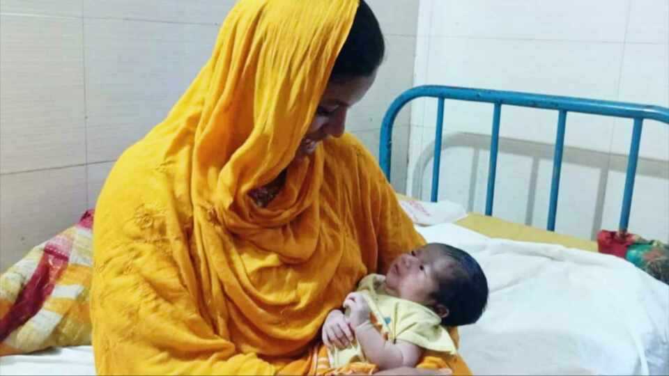 কুড়িয়ে পাওয়া শিশুটি ফিরে পেল মায়ের কোল