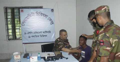 নাটোরে সেনাবাহিনীর ফ্রি মেডিকেল ক্যাম্পেে সেবা প্রদান ও বিনামূল্যে ওষুধ বিতরণ 