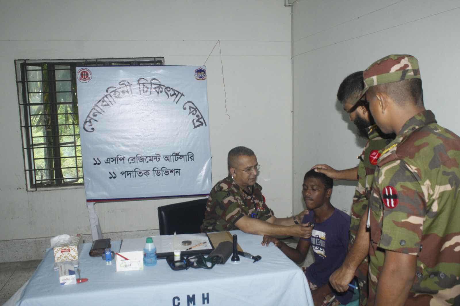 নাটোরে সেনাবাহিনীর ফ্রি মেডিকেল ক্যাম্পেে সেবা প্রদান ও বিনামূল্যে ওষুধ বিতরণ