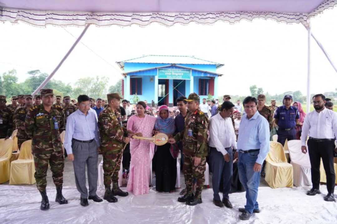 চট্টগ্রামে বন্যায় ক্ষতিগ্রস্তদের মাঝে ২৮ টি ঘর হস্তান্তর করলেন মুহাম্মদ ইউনূস প্রধান উপদেষ্টা