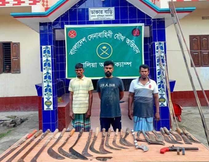 নড়াইলে সেনাবাহিনীর অভিযানে অস্ত্রসহ আটক ৩