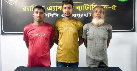 নওগাঁ ধামইর হাট থেকে চাঞ্চল্যকর পিয়াল হত্যা মামলার এজাহার নামীয় ০৩ জন কে আটক করেছে র্্যাব-৫ সিপিসি-৩