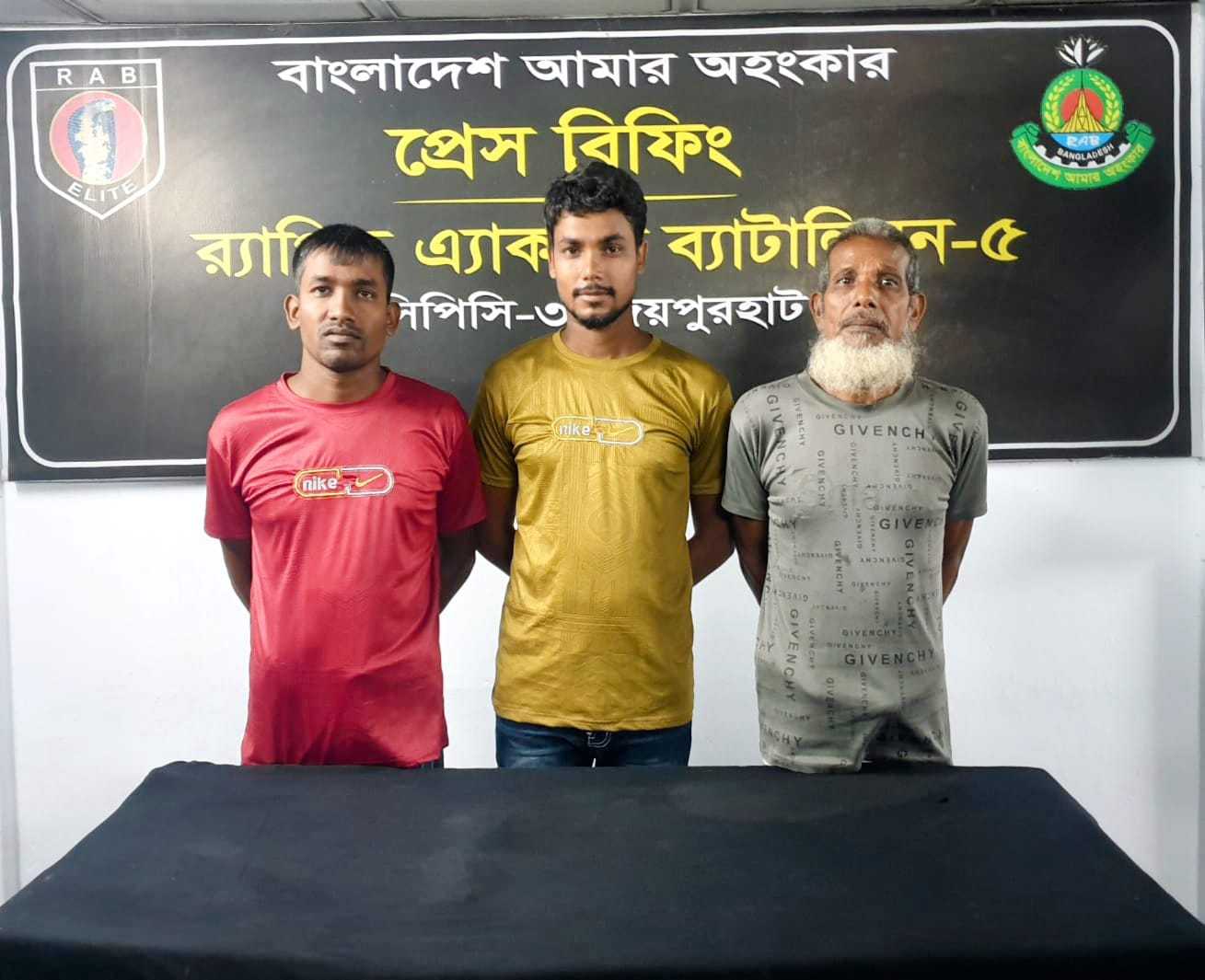 নওগাঁ ধামইর হাট থেকে চাঞ্চল্যকর পিয়াল হত্যা মামলার এজাহার নামীয় ০৩ জন কে আটক করেছে র্্যাব-৫ সিপিসি-৩