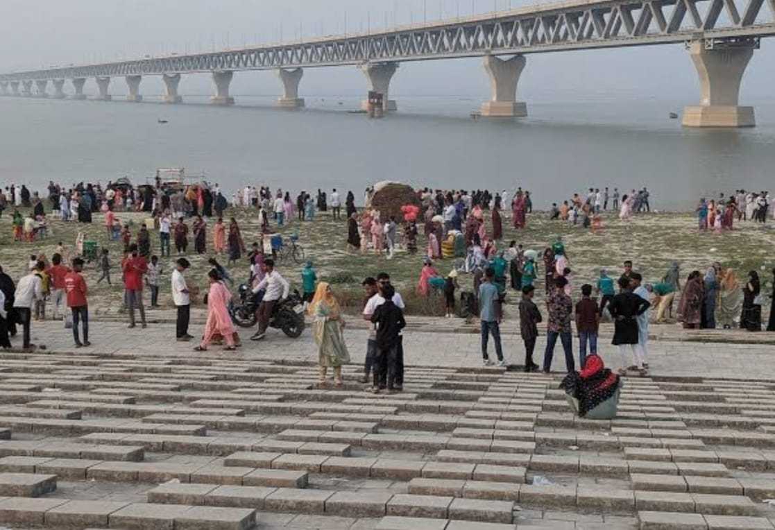 ঈদের ছুটিতে পদ্মার পাড়ে উৎসবের আমেজ, দর্শনার্থীর ঢল