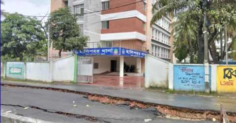 চট্রগ্রামে সড়ক ধসে হালিশহর থানা কম্পাউন্ড ঝুঁকিতে; একপাশের সড়কে গাড়ী চলাচল বন্ধ রয়েছে