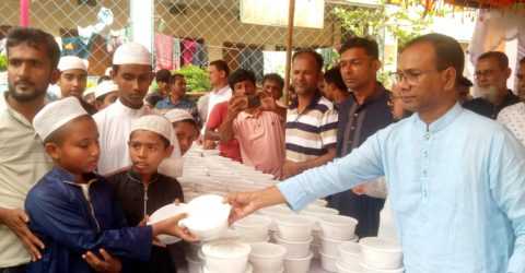 বেলাবোতে জিয়াউর রহমানের ৪৪তম শাহাদত বার্ষিকি উপলক্ষে এতিমদের মাঝে খাবার বিতরণ