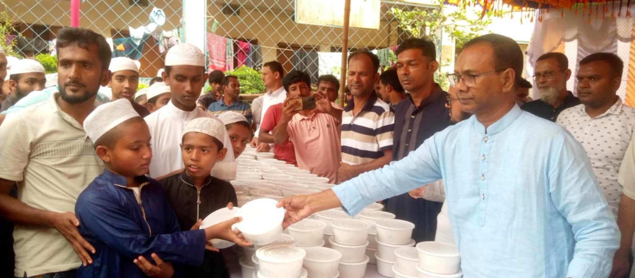 বেলাবোতে জিয়াউর রহমানের ৪৪তম শাহাদত বার্ষিকি উপলক্ষে এতিমদের মাঝে খাবার বিতরণ