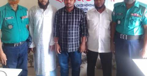শাহ প্লাজা মার্কেটের ২য় তলায় সাংবাদিক শহিদের ওপর হামলাকারী ফোরকানসহ গ্রেফতার ৩