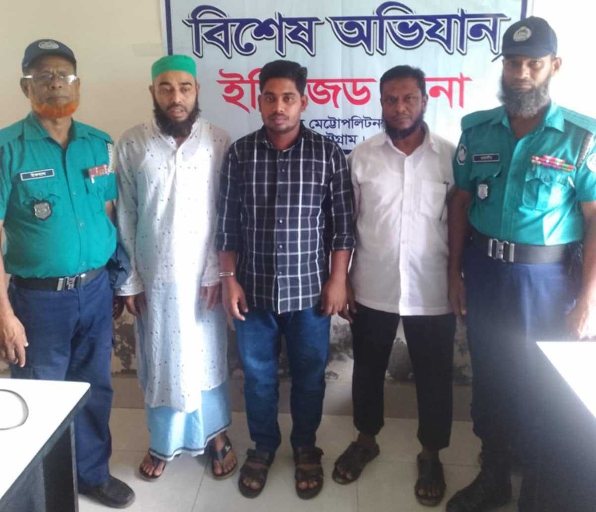 শাহ প্লাজা মার্কেটের ২য় তলায় সাংবাদিক শহিদের ওপর হামলাকারী ফোরকানসহ গ্রেফতার ৩