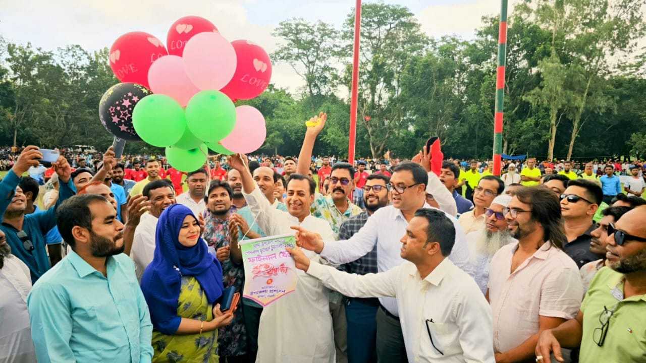 নওগাঁ মান্দায় উপজেলা প্রশাসন গোল্ডকাপ ফুটবল টুর্ণামেন্ট-২০২৫ এর ফাইনাল খেলা অনুষ্ঠিত হয়েছে।