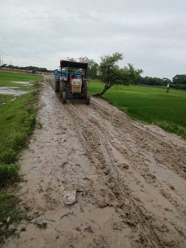 কুয়াকাটার মুসুল্লীয়াবাদ দুই কিলোমিটার কাঁচা সড়কটি স্বাধীনতার ৫৪ বছরেও পাকা হয়নি, ১০ গ্রামের মানুষের ভোগান্তি চরমে।